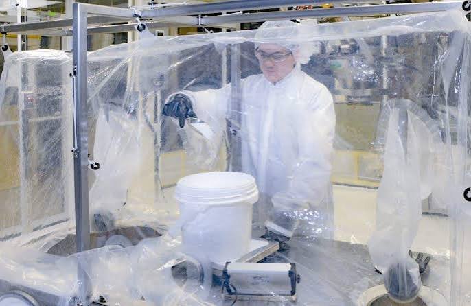 Pharmaceutical powder containment and handling system